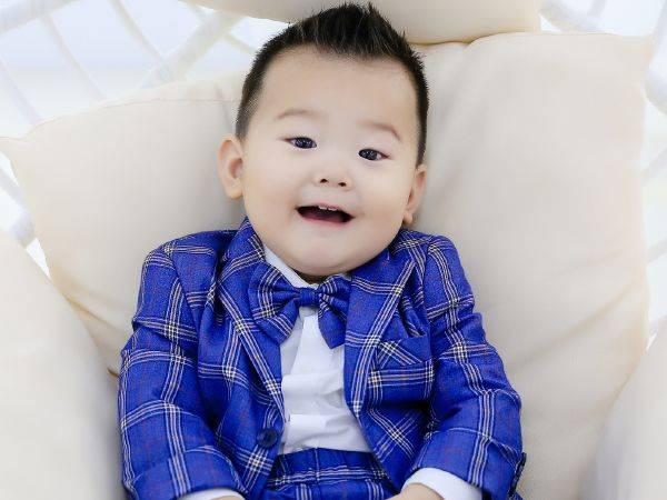 首页 > 谢孟伟晒儿子帅气正面照,单眼皮小肉脸超可爱,有种嘎子即视感