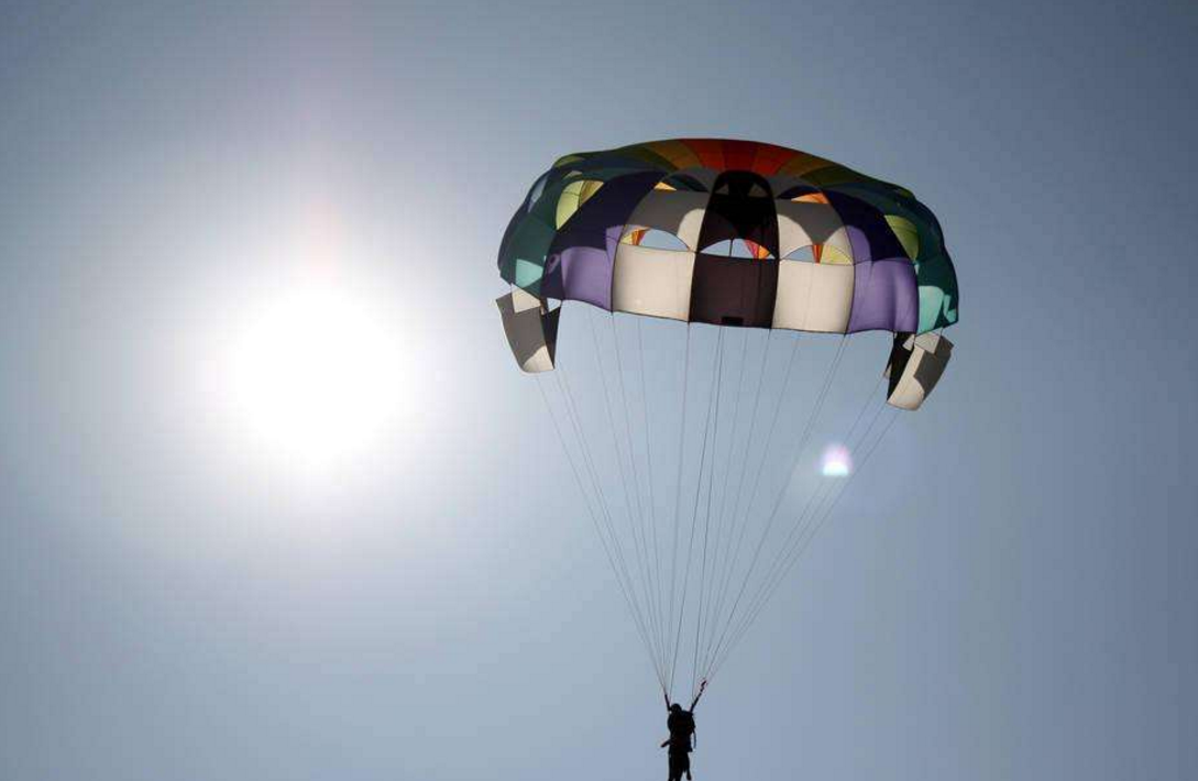 为什么要在降落伞中间开一个大孔呢?来听听退役的伞兵是怎么说的