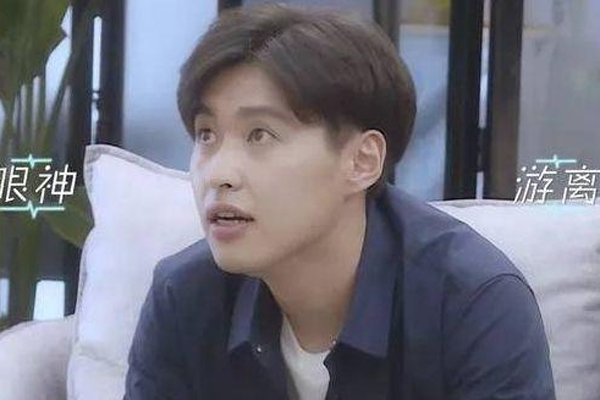 周游向天歌恋情疑似曝光,街头举止亲密,上演摸头杀