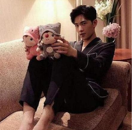 看看杨洋的豪宅设计,房子面积不大,健身都是在客厅里面的