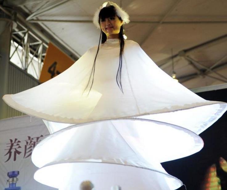 小彩旗出名后谈了个31岁的大叔级男朋友,经常微博秀恩爱,十分甜蜜,杨