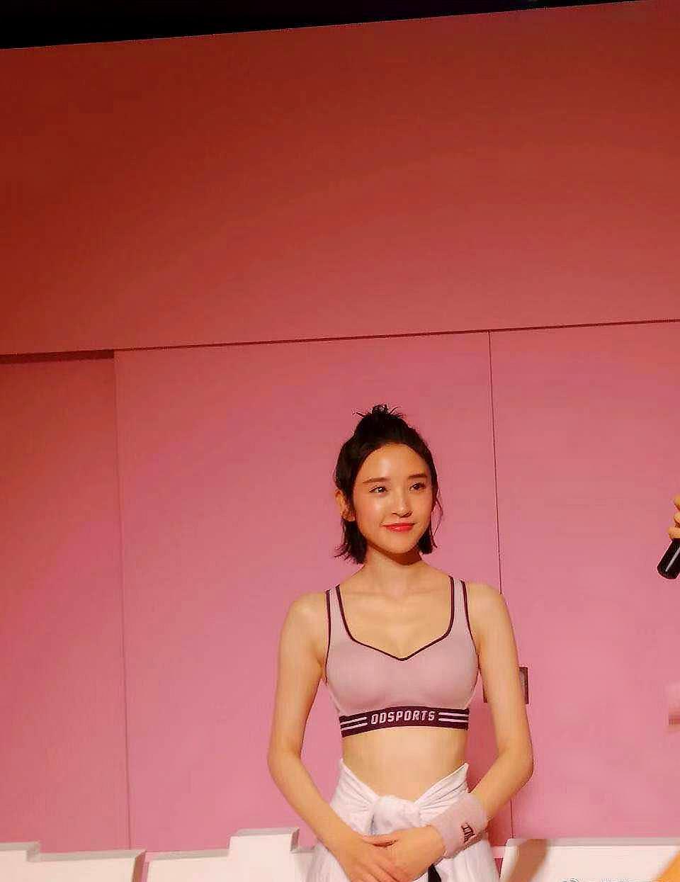 婚后首秀,内衣外穿的唐艺昕,美呆了!