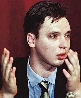 帅哭!塞尔维亚总统年轻时照片曝光,唇红齿白,身高1米9,还是位好爸爸