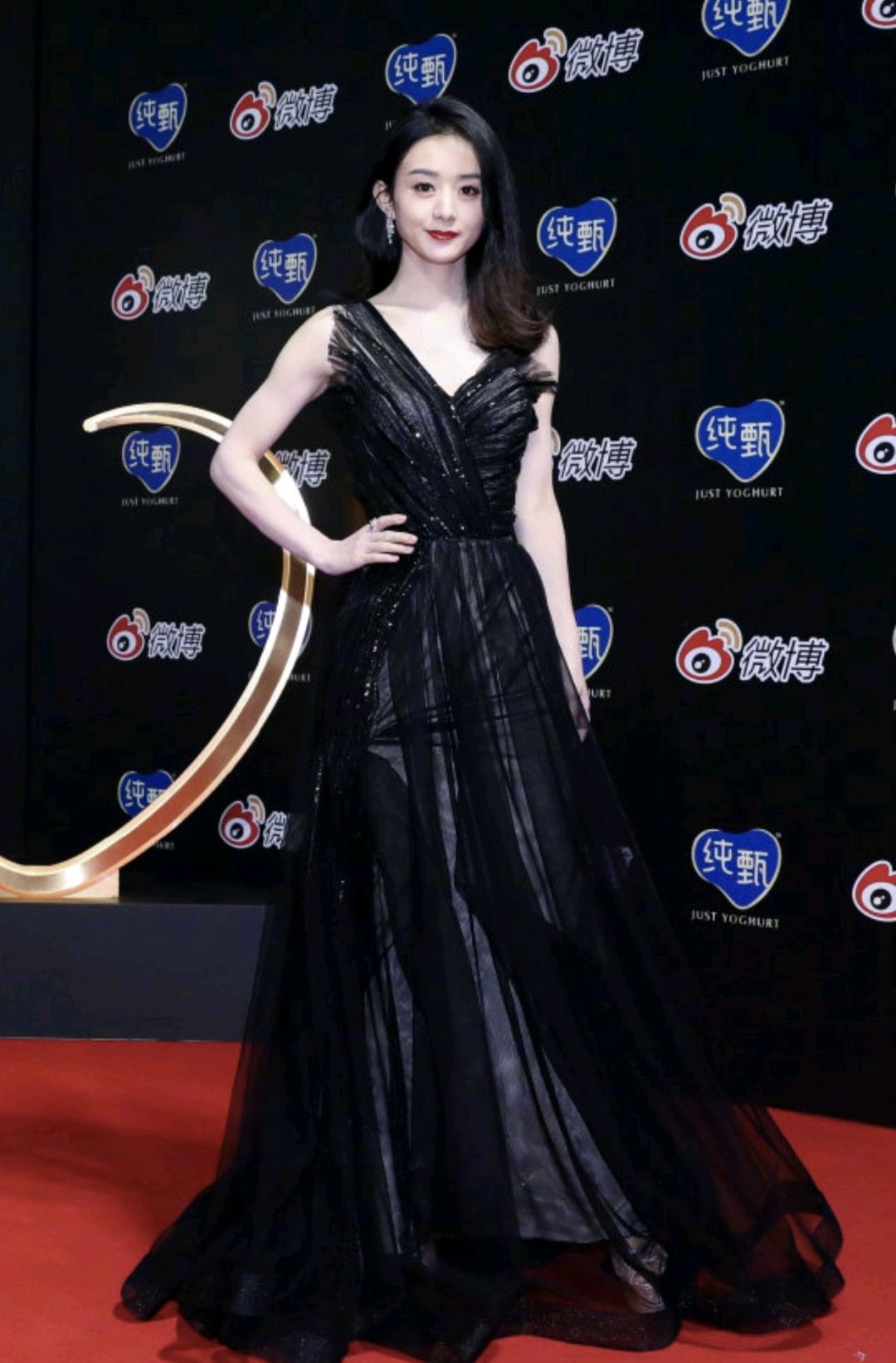 刘亦菲黑色纱裙pk赵丽颖黑色斜肩薄纱裙,同款颜色不同风格
