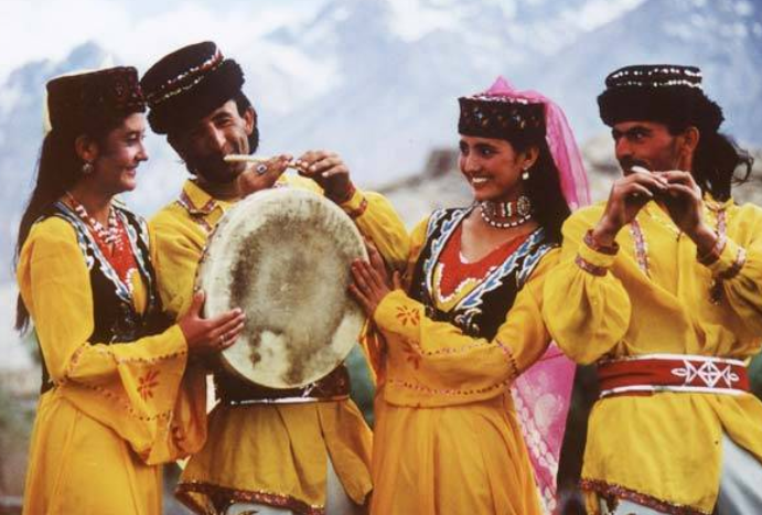 全国唯一纯白种人,全是金发碧眼的美女禁止外嫁,69年每周升国旗