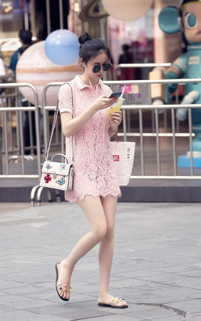 街拍:时尚的减龄穿搭,秀出一双让人羡慕的美腿!