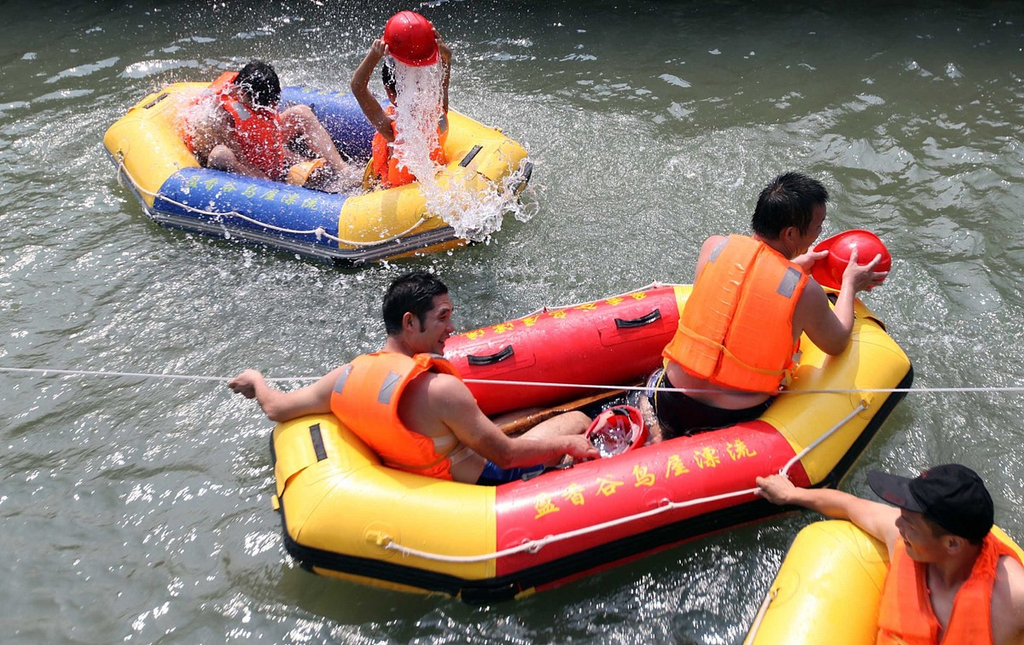 春游乐园里的滑水道,漂流河,水上碰碰船等各种设施在春风中焕发出新的