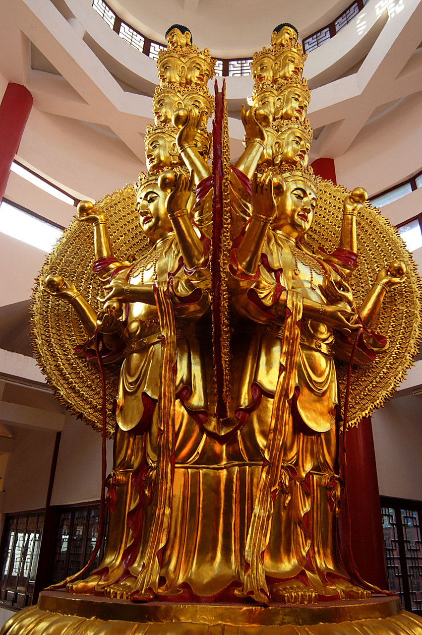 章台古梅在湖北荆州市太师渊章华寺内,相传,这棵梅树是楚灵王所植