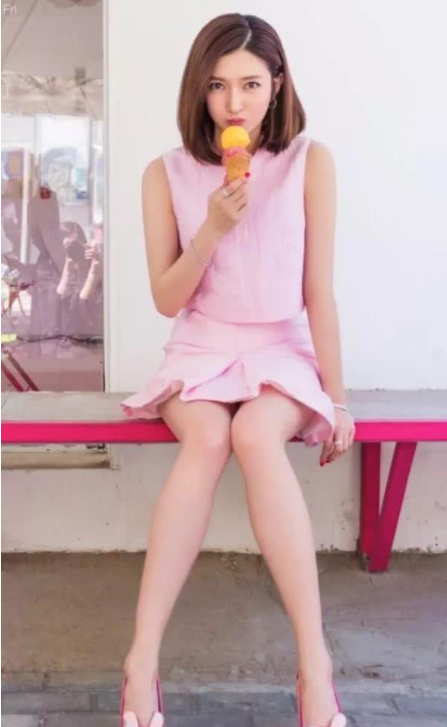 江疏影举手投足尽显魅力,不愧是大众女神,性感就是她