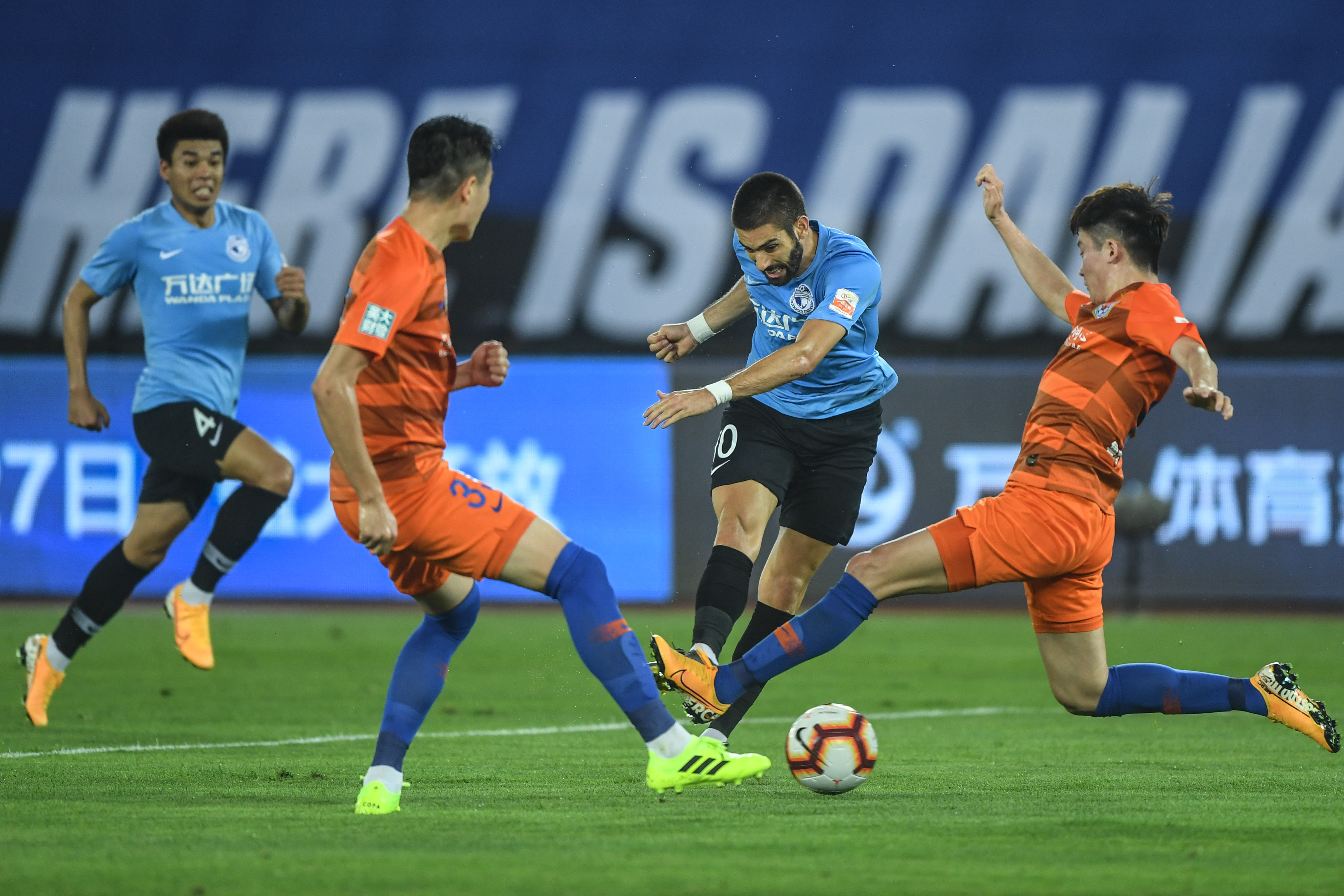 足球丨中超:大连一方胜山东鲁能泰山