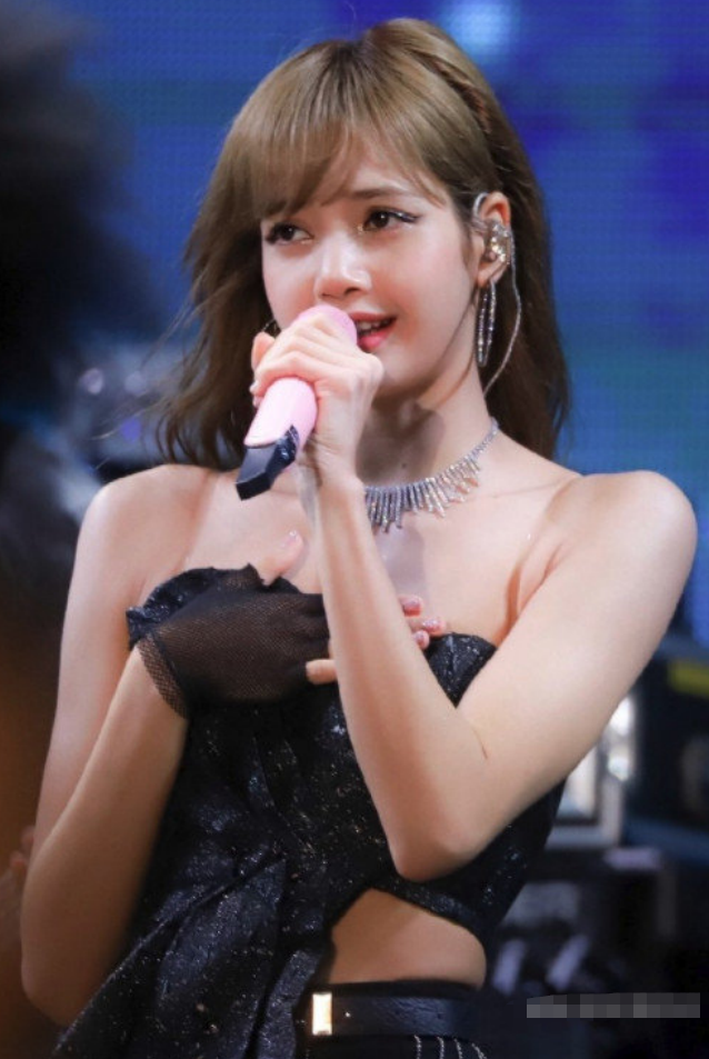 lisa舞台高清图,连头发丝都会跳舞,"人间芭比"不是白叫的!