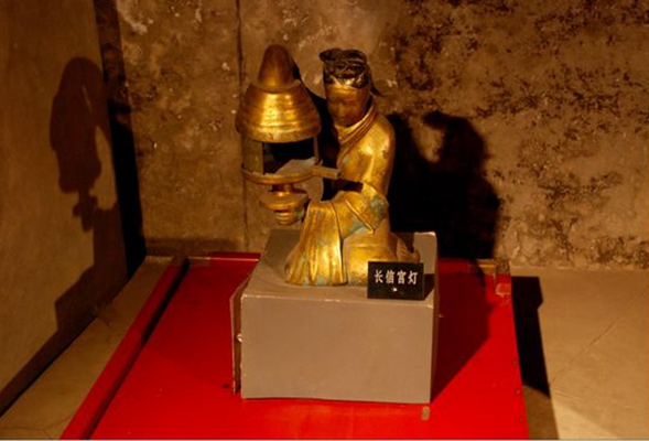 中国西汉中山靖王刘胜及其妻窦绾墓在河北省满城县县城陵山主峰东坡