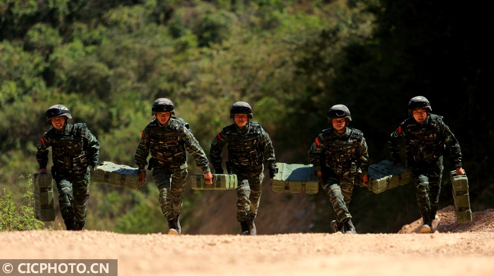 特战队员到陌生复杂地域开展野外驻训,以实战实练的方式摔打锤炼部队