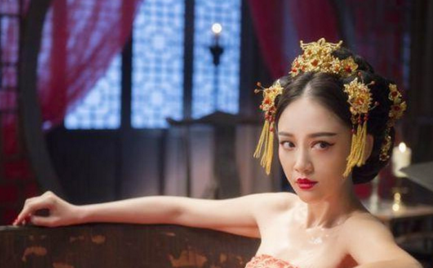 女星古装出浴照,范冰冰酥胸半露,赵丽颖十分动人!