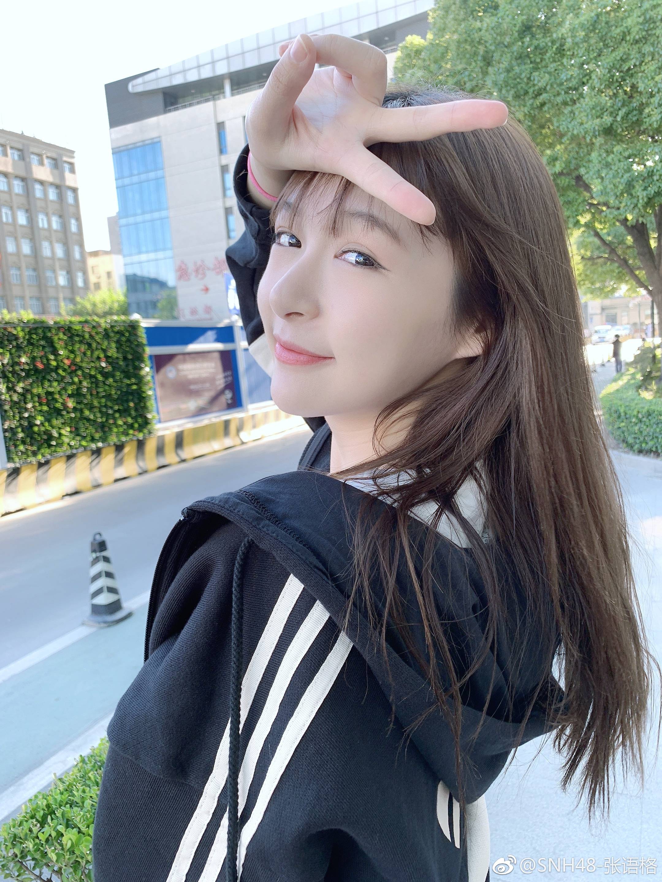 snh48张语格医院看脚伤,顺便叫妈妈拍了一组美照 转载自百家号作者:陈