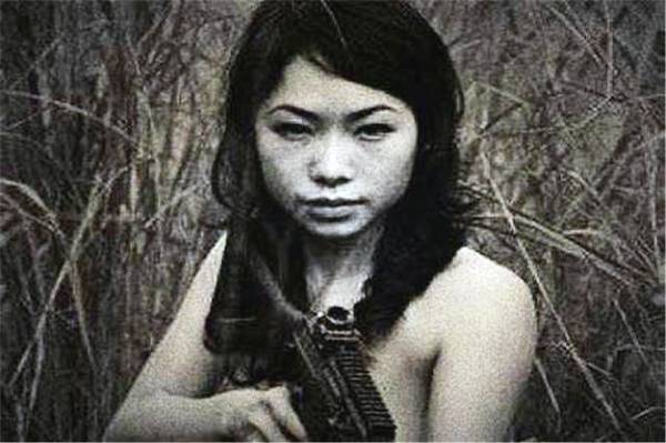 师长活捉越南女特工,脱完她的衣服后怒了,立马下令:将她烧死!