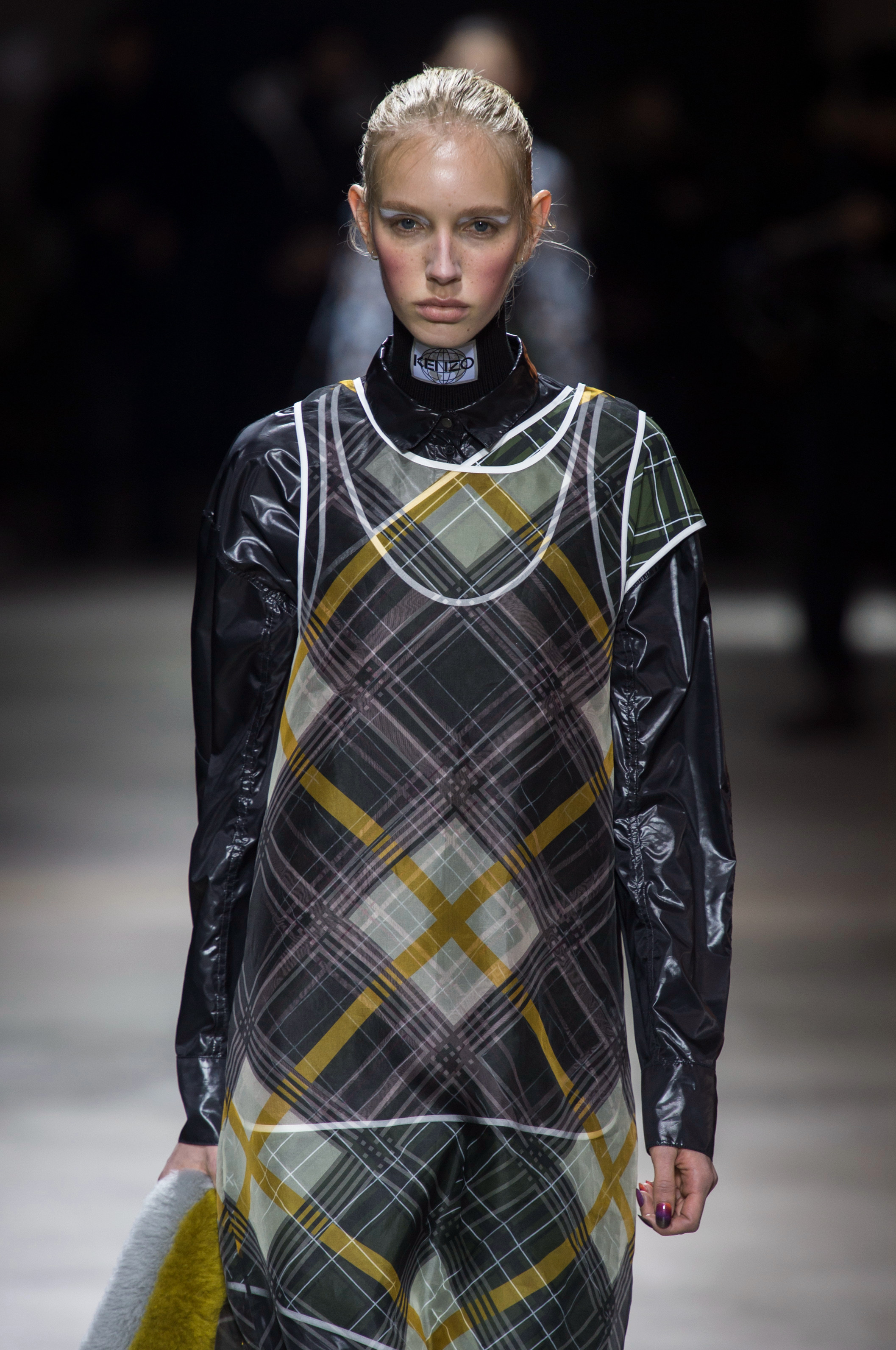 衣服边的设计,让人觉得很新颖,感觉真的是很减龄