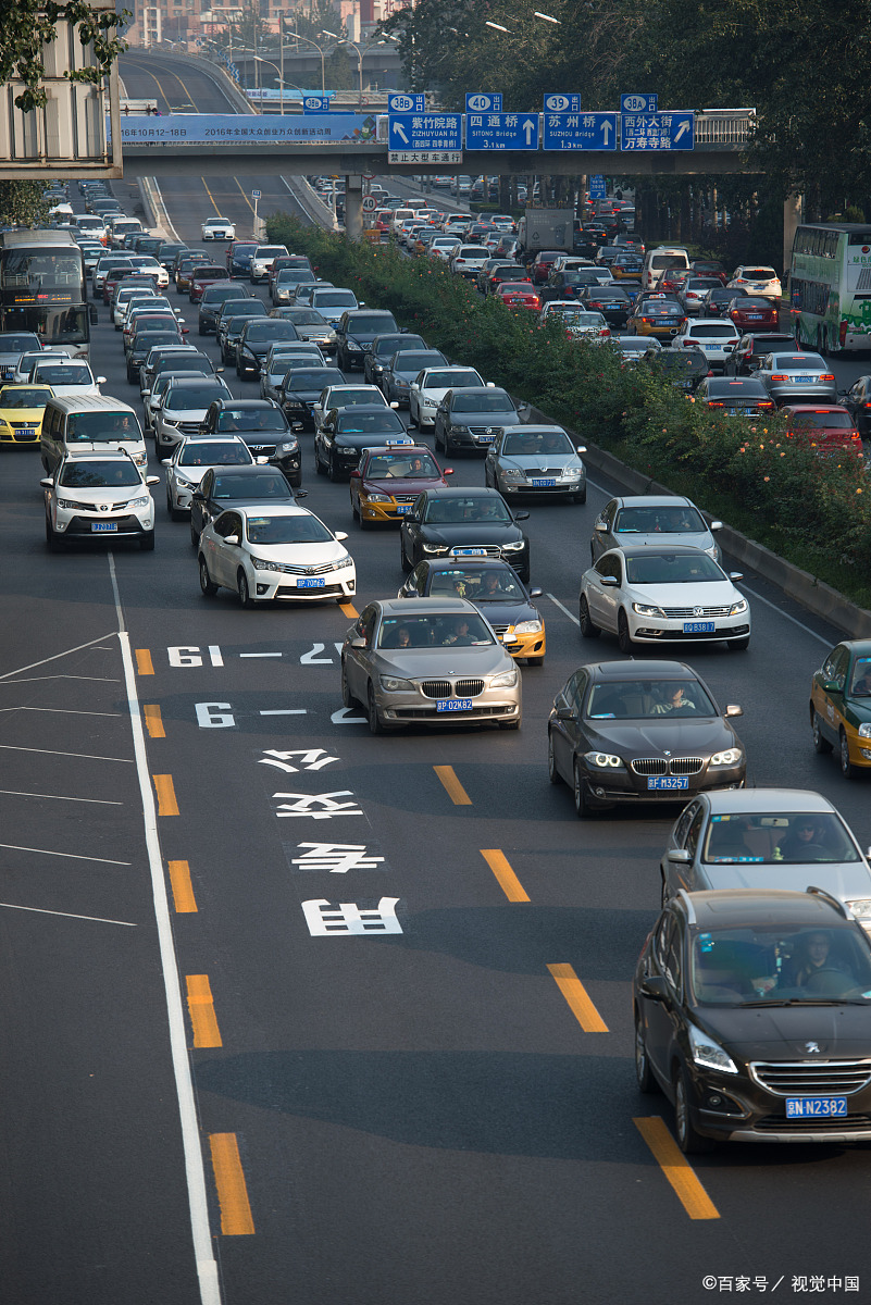 什么情况下私家车可以走公交车道,交警说:这样走不罚款不扣分!