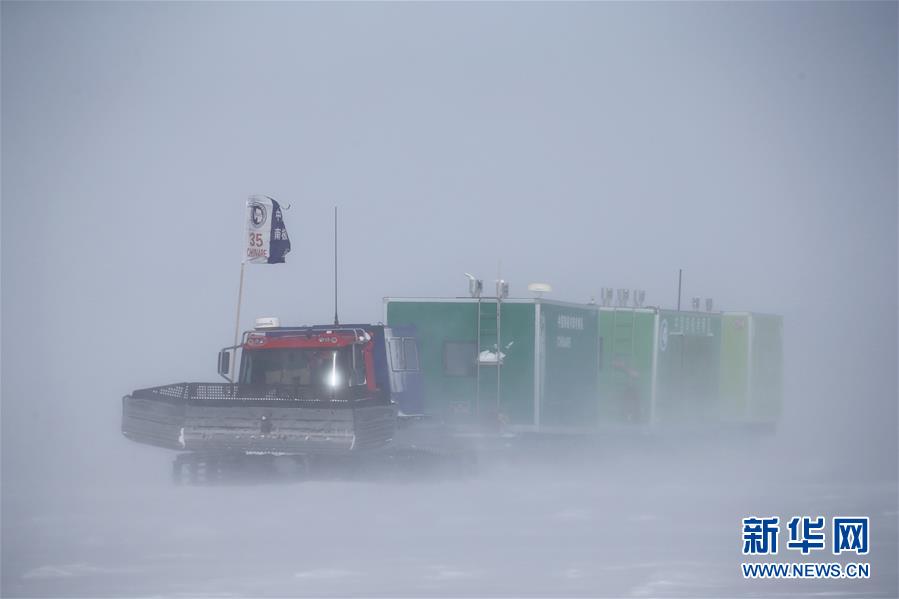 中国南极考察内陆队在暴风雪中告别泰山站