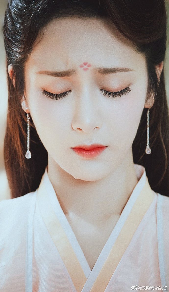 优秀 #杨紫黄梓瑕##杨紫林之校# 合欢树下 再见他依然站在那里 负手