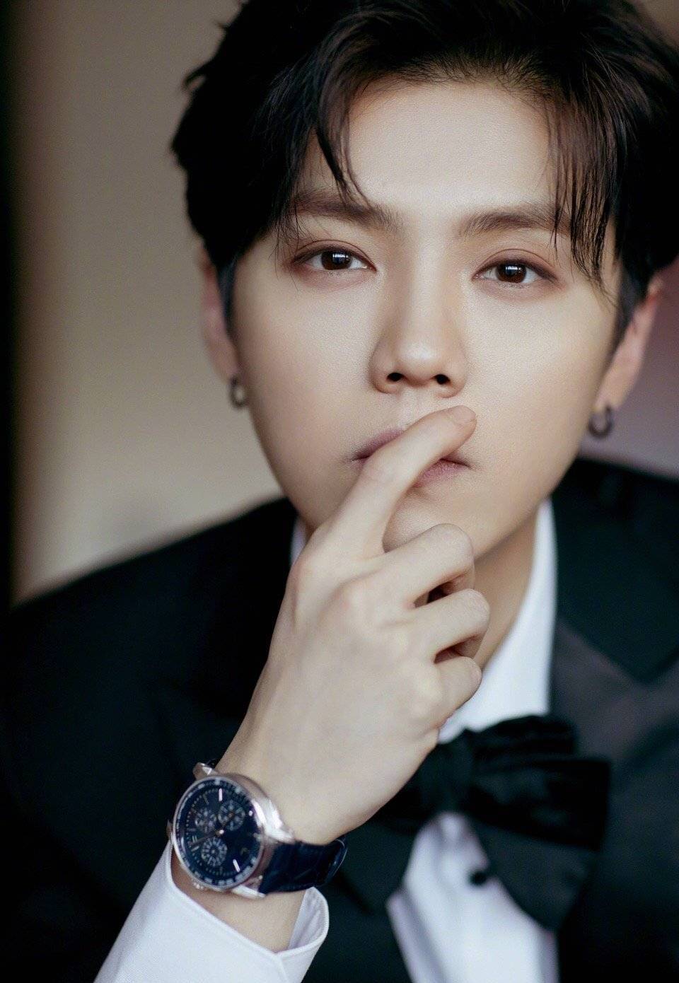 鹿晗越来越有成熟男人风范,一身正装帅气十足,眼神也太深情了吧