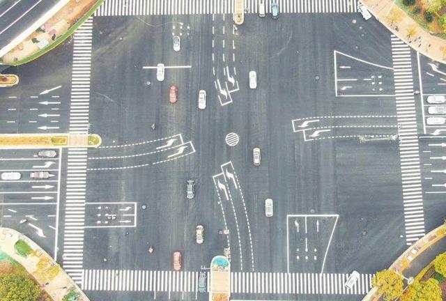 这三种道路标线很多车主不懂,其实非常简单,记住一个点就行