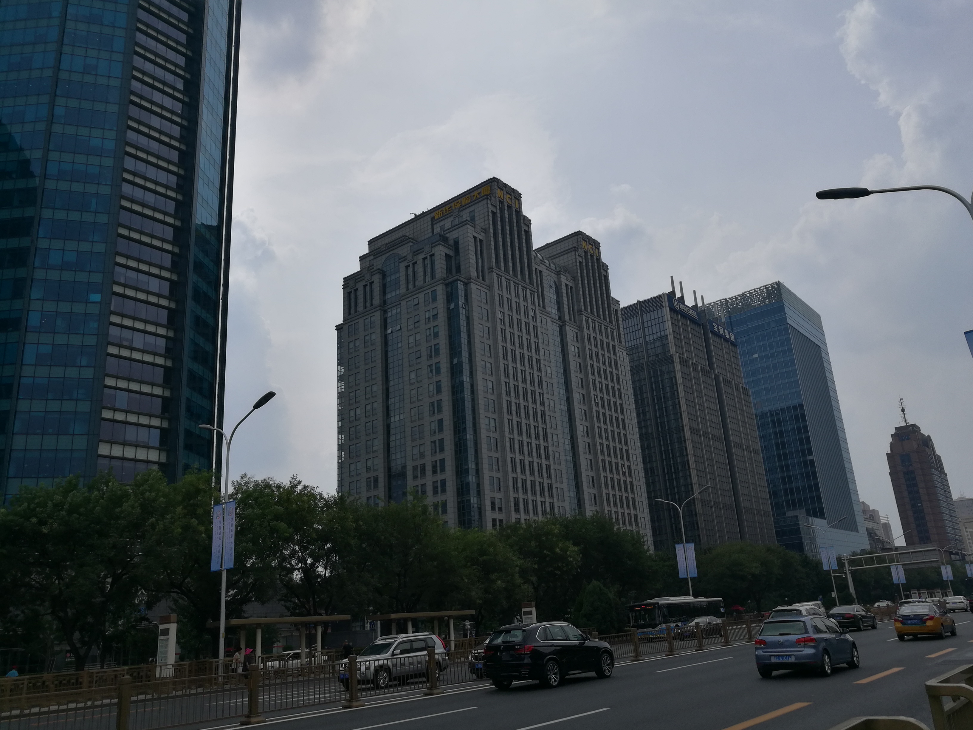 北京建外大街的城市天际线:摩天大楼很壮观,但是略微显得压抑