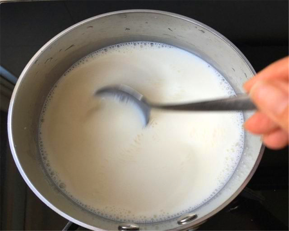 煮牛奶还在放糖吗?掌握这几个窍门,牛奶不膻还好喝!