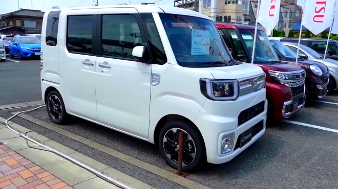 日本停车场里停着新款大发面包车