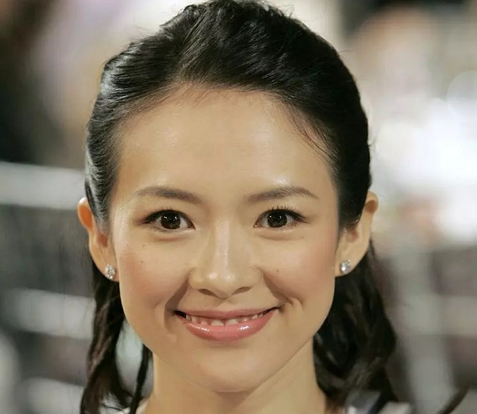 这是章子怡脸上的瑕疵么?右眼里居然有颗痣,网友:孤陋寡闻了