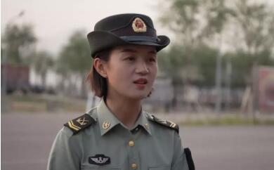 女兵梅月圆图片