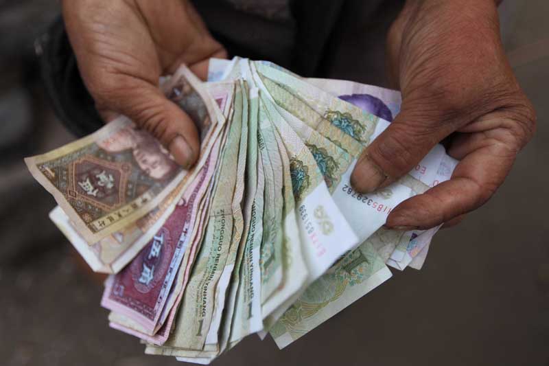 小伙全款买车,4s店却不想收钱,网友骂他太损,为何?