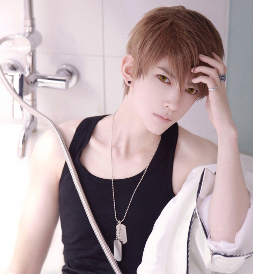 熊祁最新cos,工字背心浴室尽显男子气概,网友:老攻真的很平!