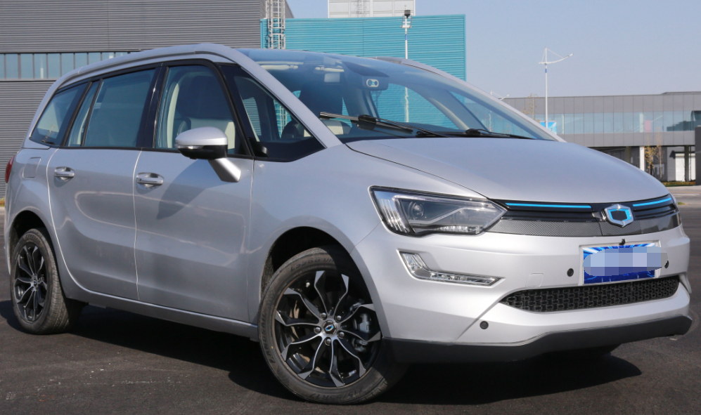 国金gm3整体车型时尚充满动感,在路上更抢眼