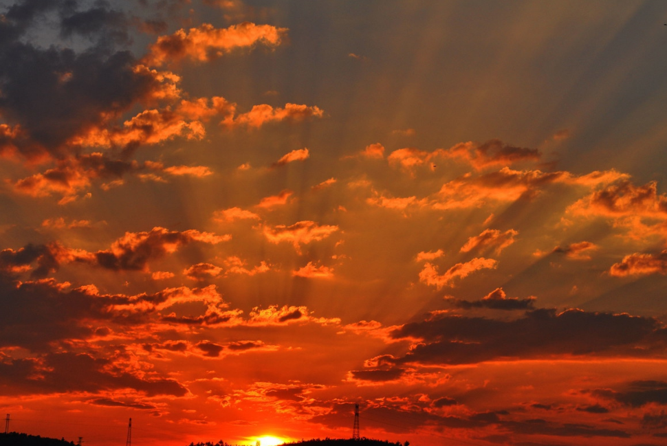 夕阳西下,霞光满天,美景如画