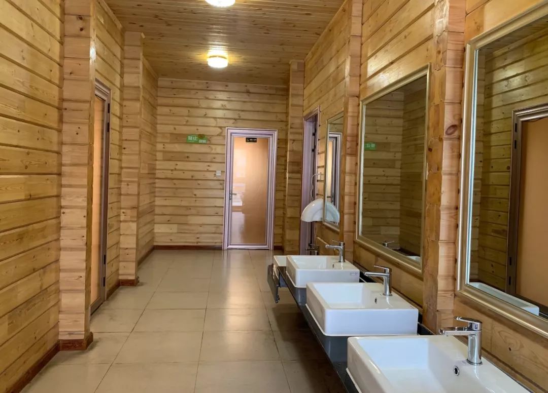 本报记者实地探访12座青城驿站,个别异味明显,墙壁脱皮