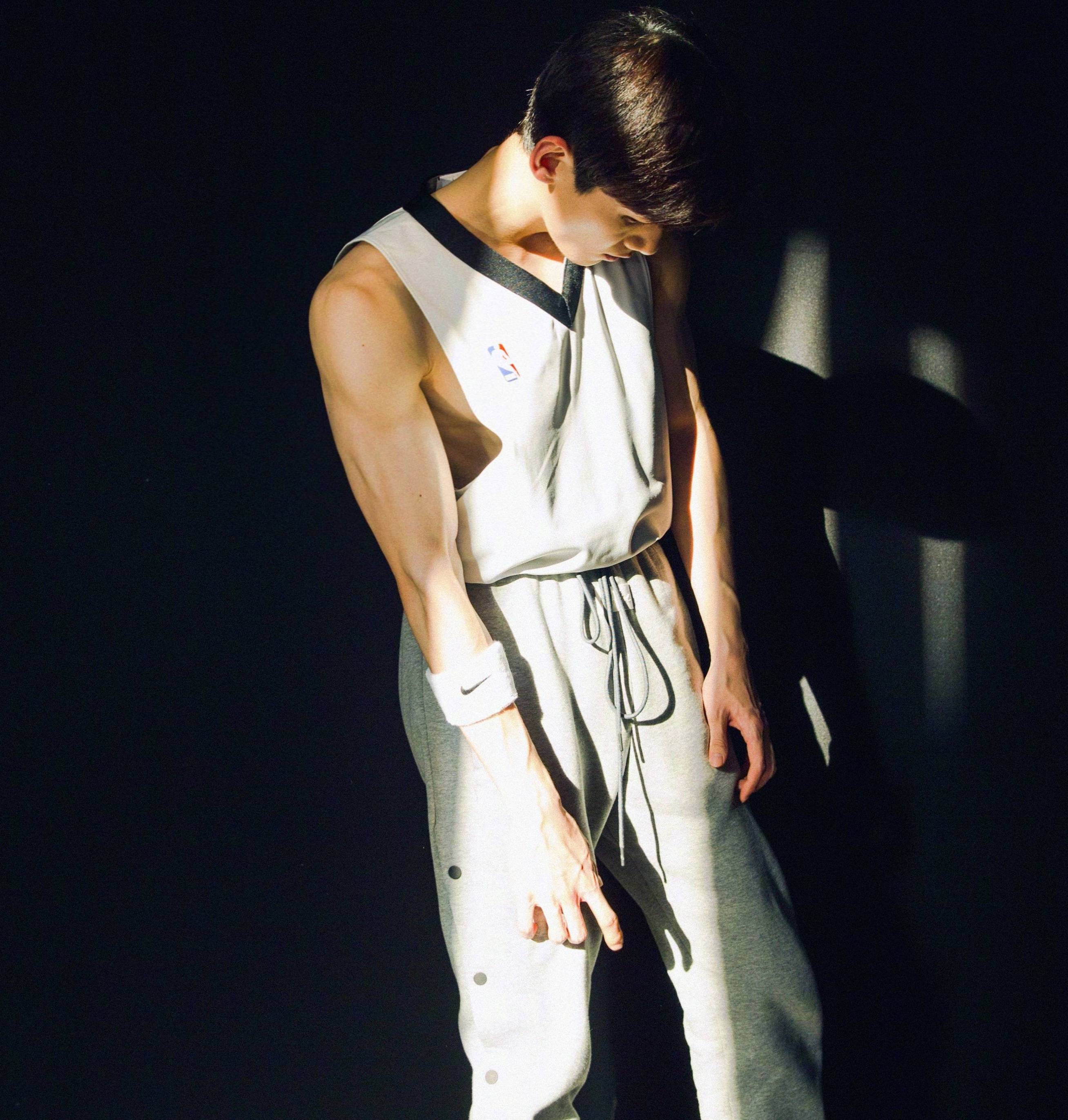 白敬亭登时尚芭莎,照片显露好身材,网友:他不只有这一个优点