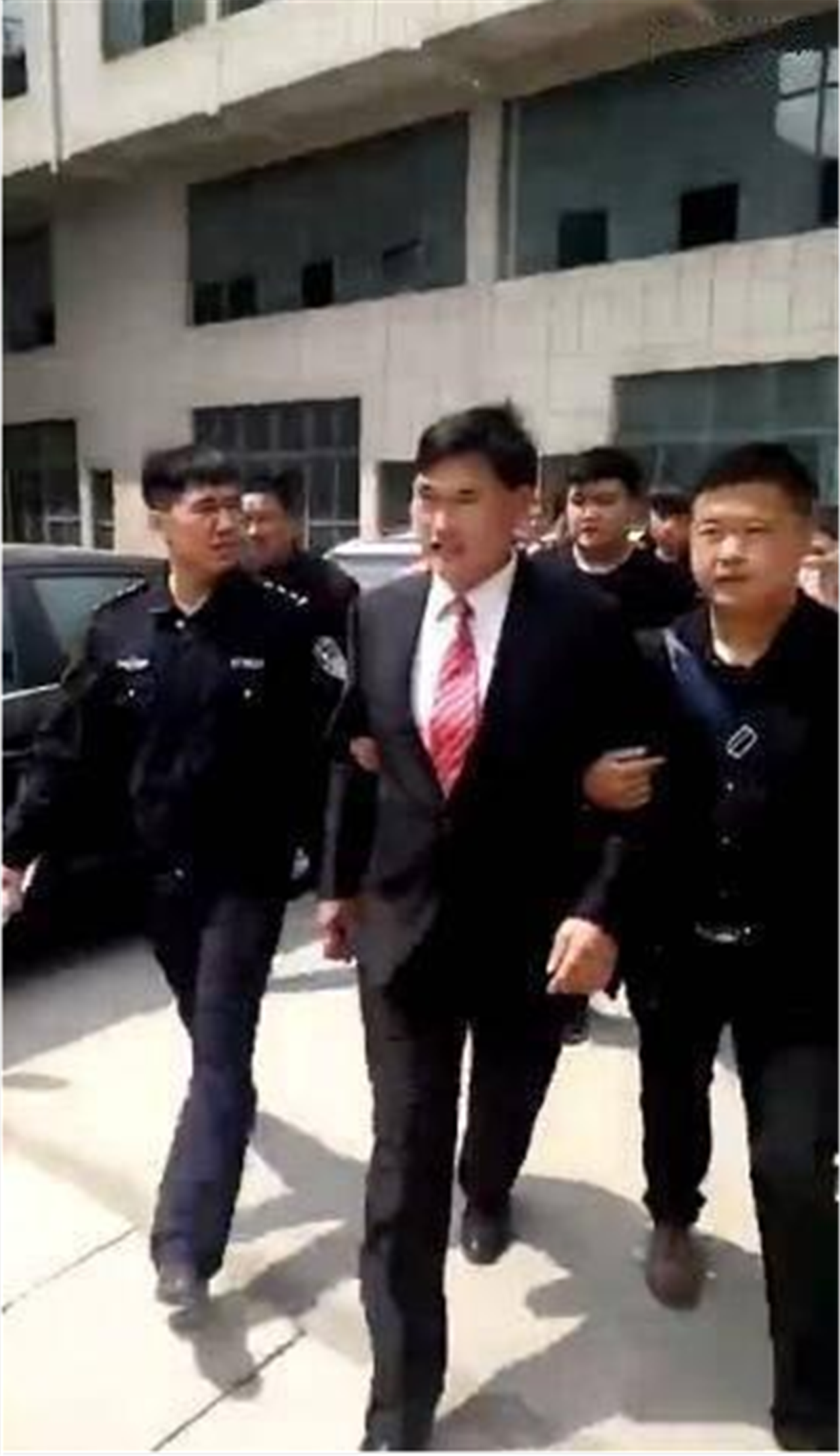 明星与警察合影:黄渤格外尴尬,王菲满脸紧张,而他像哥们儿一样