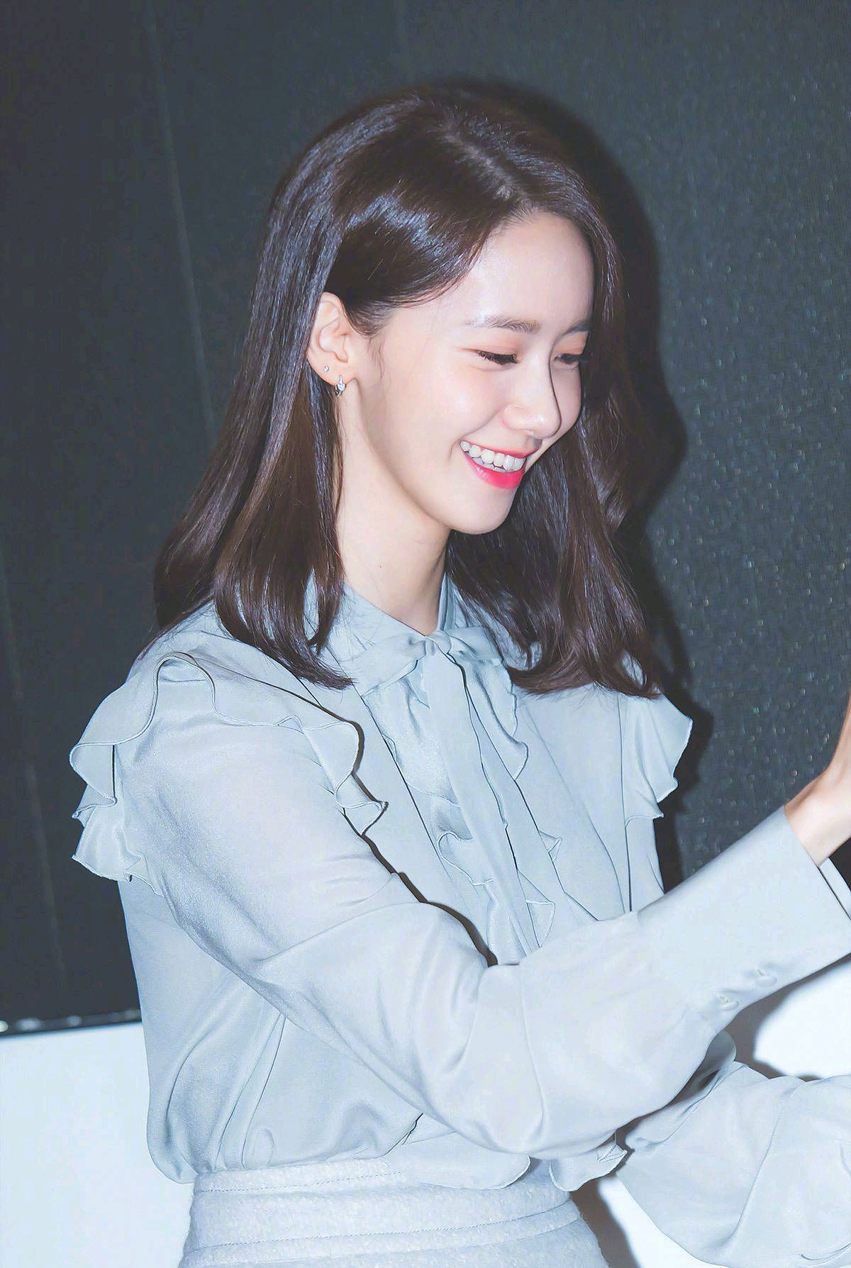 林允儿这个造型超温柔,鳄鱼笑太可爱了,网友: 美貌还是服允儿