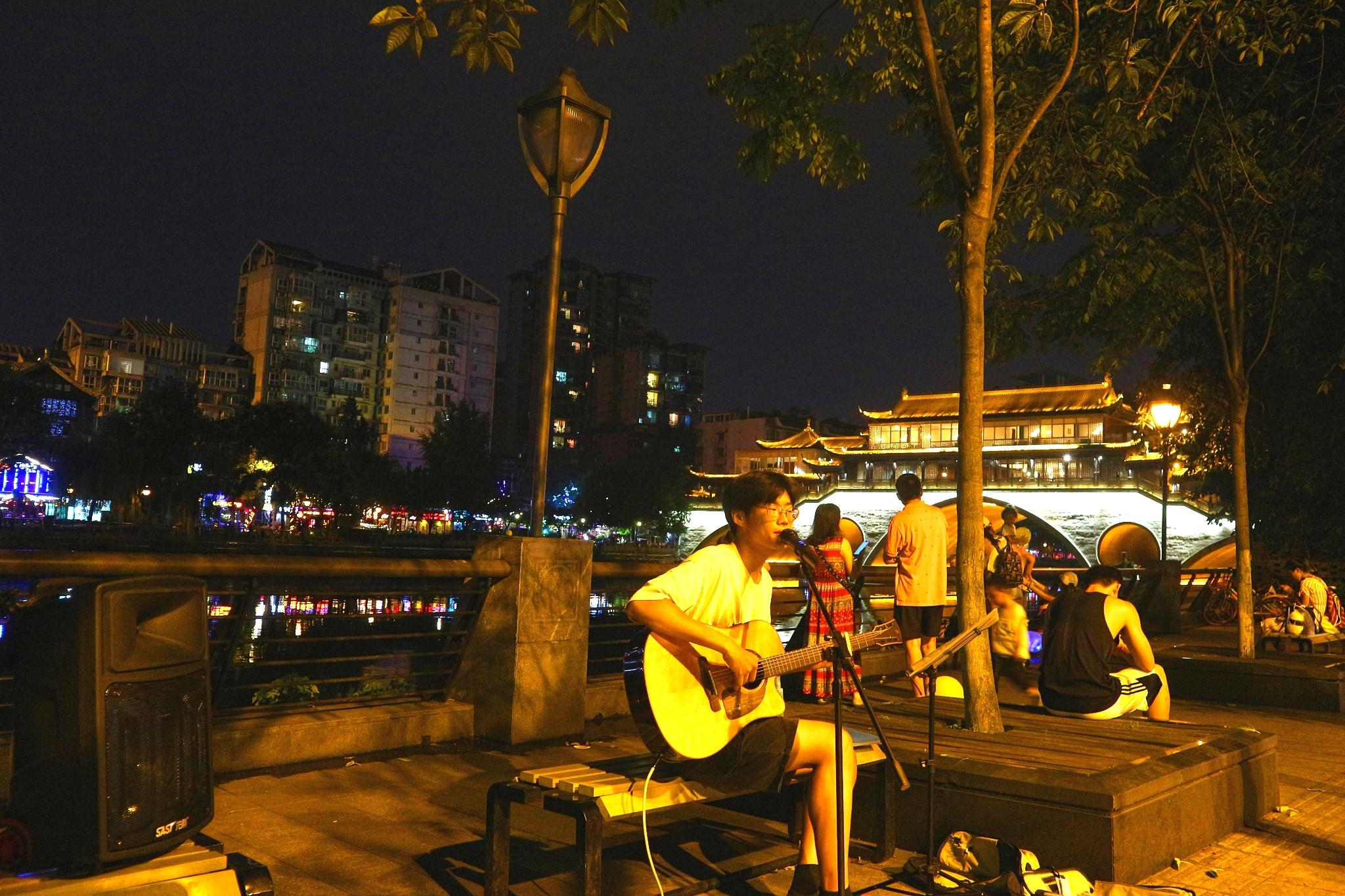 夜色里的成都九眼桥酒吧街,迷醉在灯火阑珊处