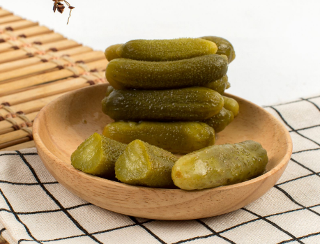 腌酸黄瓜时,别只会加盐腌渍,用上1个技巧,黄瓜脆爽入味,好吃