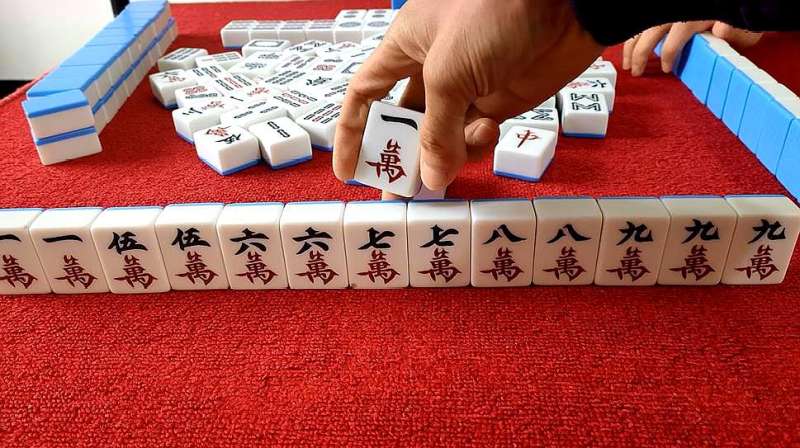 麻将摸来一万直接自摸胡牌小伙拿下超好清一色简直妙不可言