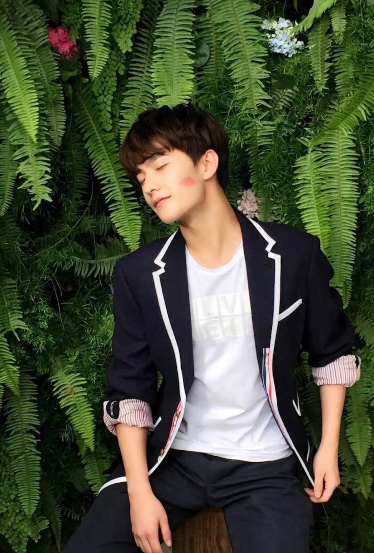 杨洋很爱养生,之前他和胡冰卿合作的时候,每次看到