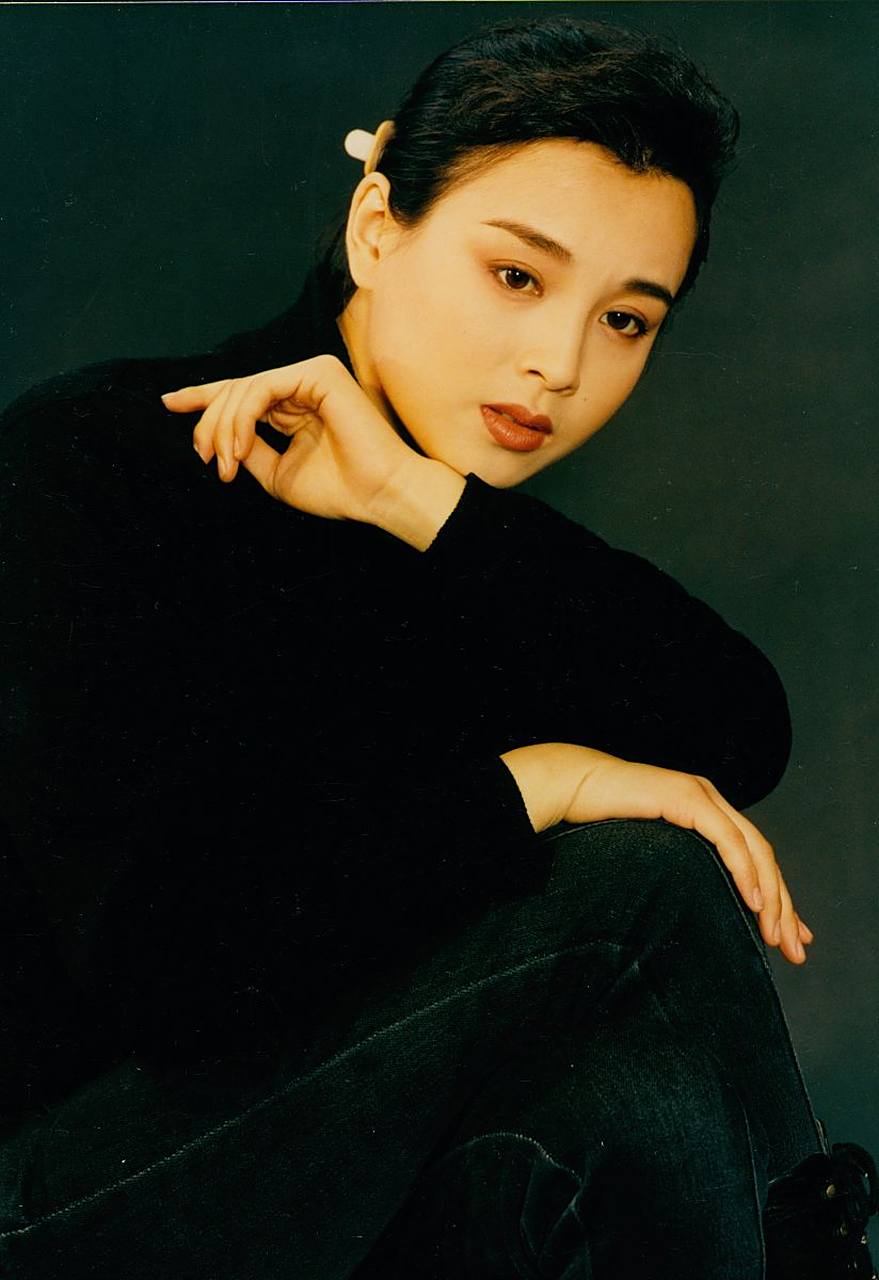 当年,英宁向刚生下女儿不久的妻子赵明明提出离婚,赵明明追问原因