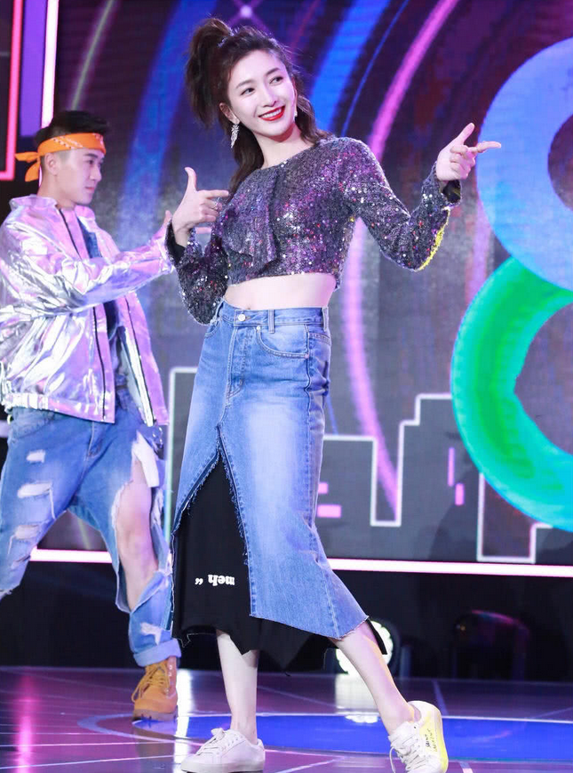 江疏影穿露脐装现身,一个细节暴露不是单身?网友:戒指是谁送的