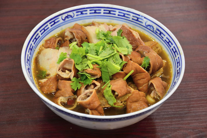 那股皇城根儿下的"香味",是一碗"卤煮",也是老北京挑剔的胃