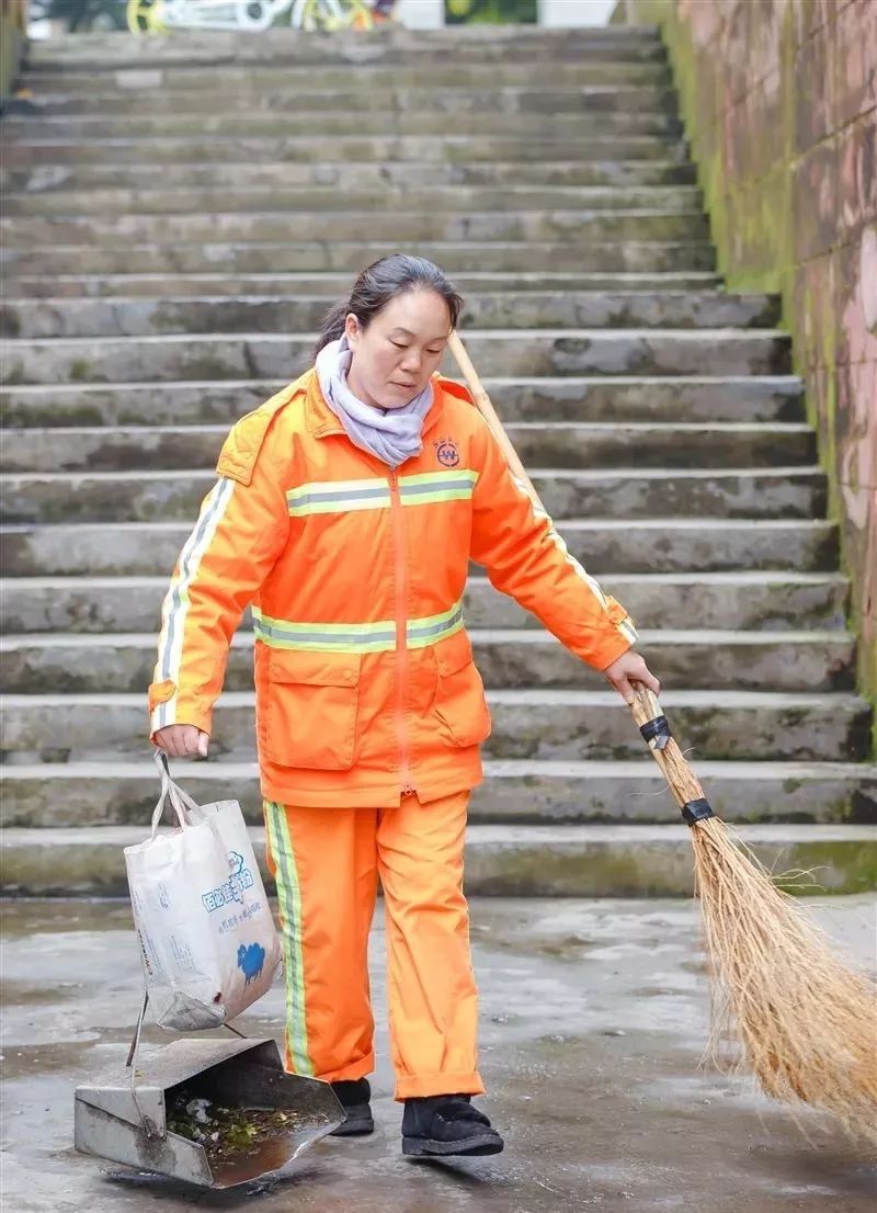 每天环卫工人起早贪黑 在大街小巷清理又脏又臭的垃圾 即使是女性 也