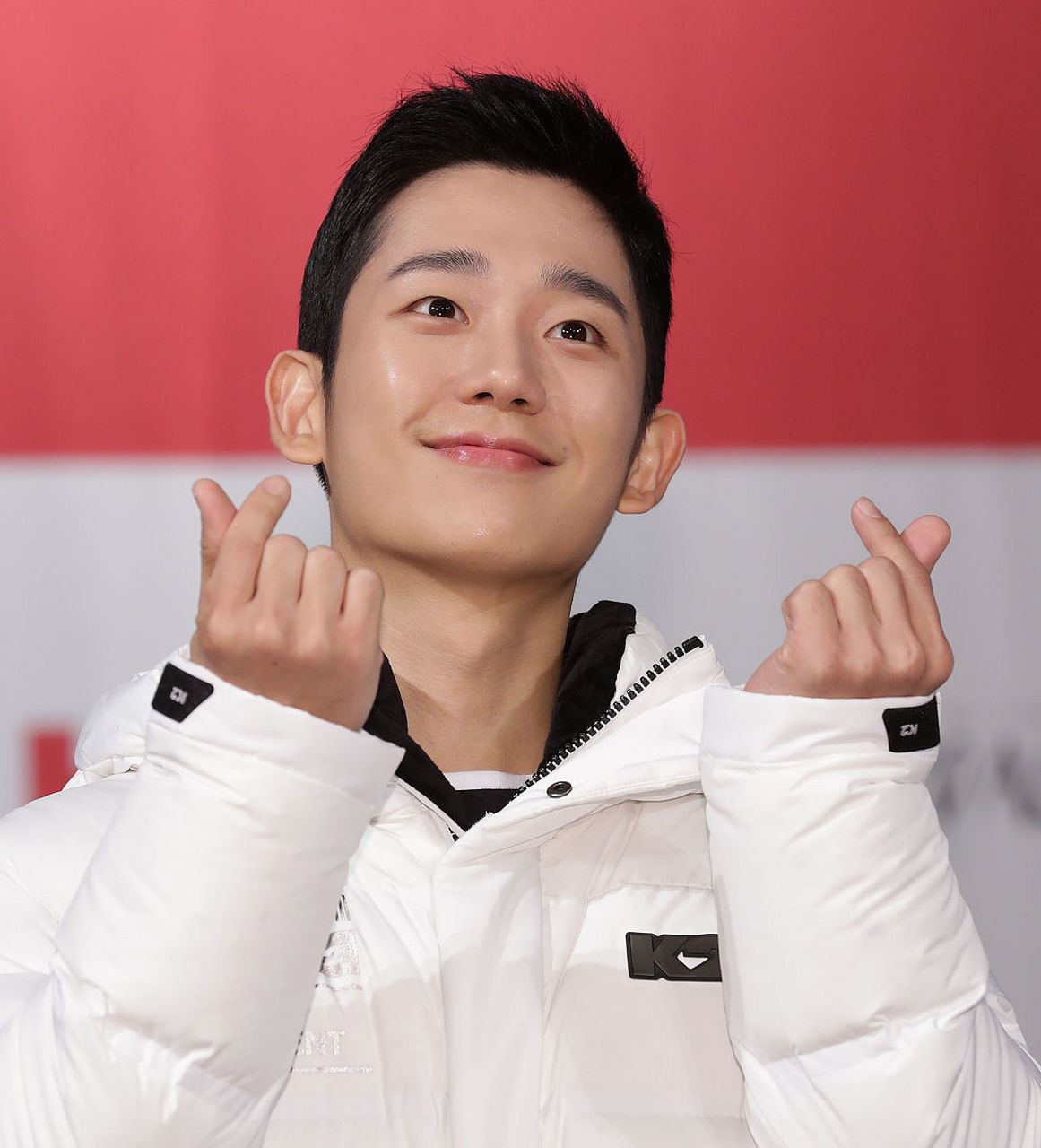 韩国男演员丁海寅因《经常请吃饭的漂亮姐姐》走红,之后演出《雪降花