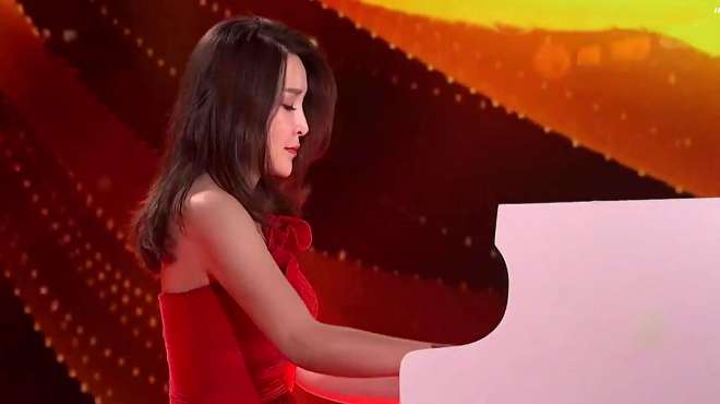[图]好歌推荐，一首《我爱你中国》钢琴演奏，超有气质的表演！