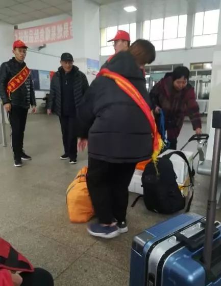 昌黎农校学生志愿者 感动车站乘客!